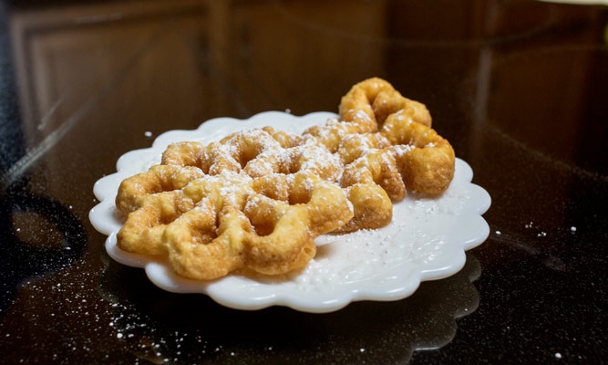 cooked rosettes sprinkled with powdered sugar